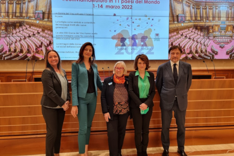 Da sinistra Manuela Zennaro, Laura Donadoni, Donatella Cinelli Colombini, Elena Bonetti e Dario Stefano Con Le Donne del Vino corsi per prevenire il sessismo sui luoghi di lavoro